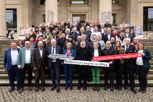 Der Start der Kampagne mit Ministerpräsident Stepan Weil und allen Netzwerkpartnern am 07.11.24 in Hannover vor dem Landtag.